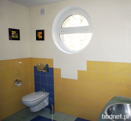 W łazience doskonale sprawdzi się okrągłe okno